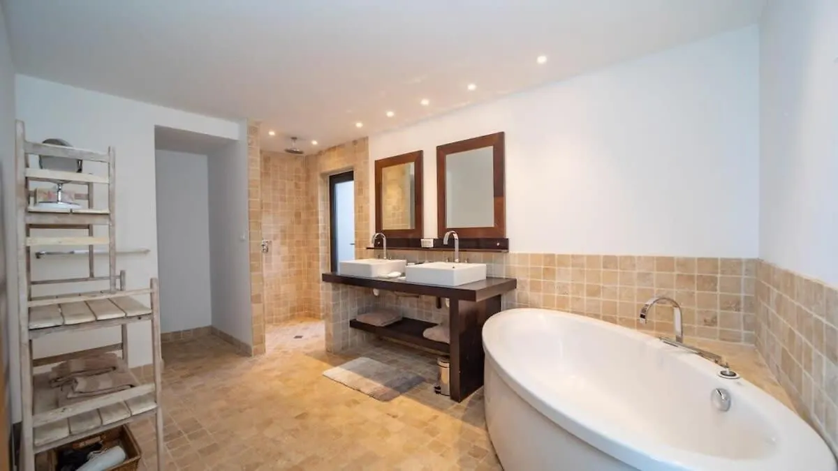 Refreshing Grand Villa Near Shops And Beaches غوستافي