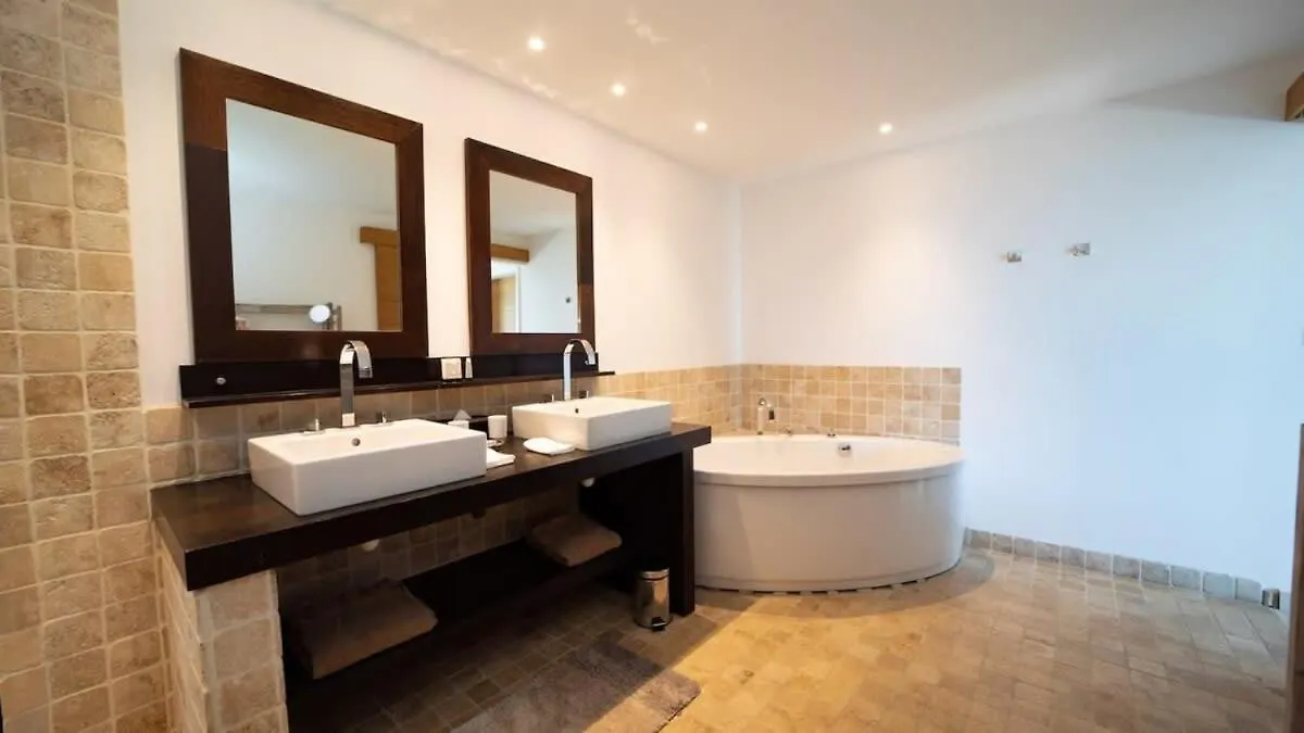 Refreshing Grand Villa Near Shops And Beaches غوستافي